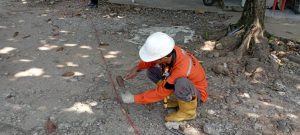 Tim PT. Abhinaya Prima Enjiering sedang melakukan kegiatan geolistrik di proyek SPAM Benteng Kobema