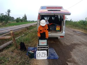 Tim teknik sedang melakukan pengukuran resistivitas tanah untuk pemasangan anoda.