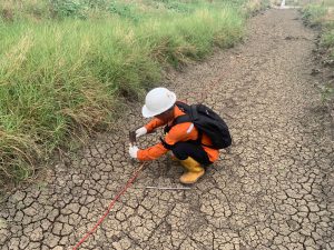 Tim teknik sedang melakukan pengukuran resistivitas tanah untuk pemasangan anoda.