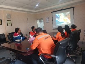 Proses pengukuran resistivitas tanah menggunakan metode geolistrik di proyek pipa gas.