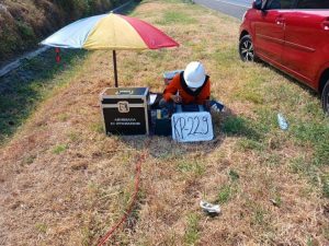 Pemasangan alat geolistrik di area tol oleh tim PT. Abhinaya Prima Enjinering.