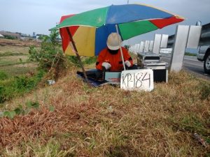 Pemasangan alat geolistrik di area tol oleh tim PT. Abhinaya Prima Enjinering.