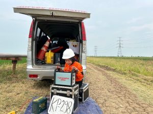 Tim survey geolistrik melakukan pengukuran di area Kandang Haur Timur.