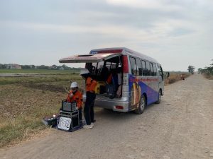 Tim survey geolistrik melakukan pengukuran di area Kandang Haur Timur.