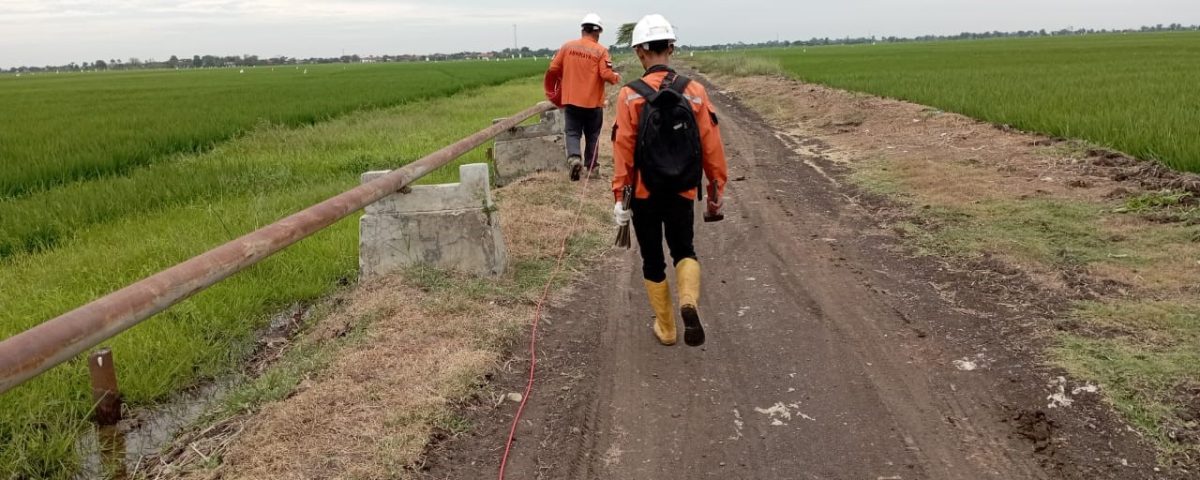 Tim survey geolistrik melakukan pengukuran di area Kandang Haur Timur.
