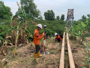 Tim survey geolistrik melakukan pengukuran di area Kandang Haur Timur.