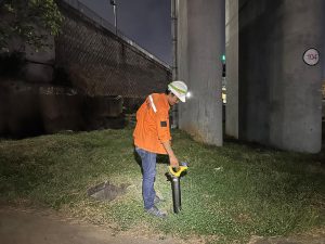 Tim melakukan pengukuran menggunakan GPR dan Pipe Locator di lapangan