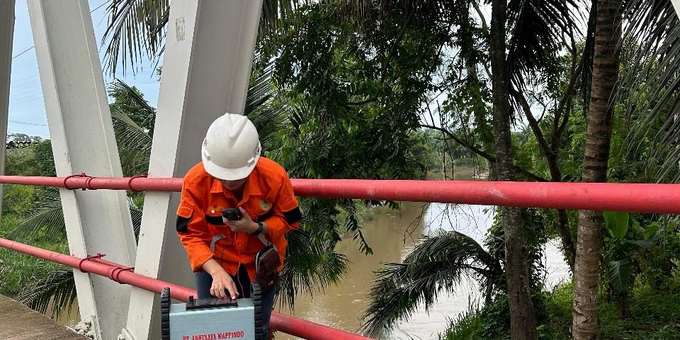 Pengambilan data geolistrik di lapangan menggunakan elektroda untuk optimasi jalur HDD
