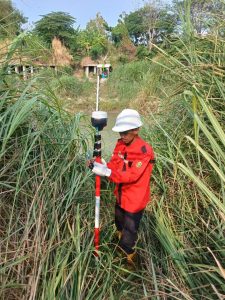 PT. Abhinaya Prima Enjinering melakukan pengukuran geolistrik di lapangan untuk proyek CISEM.