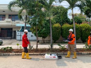 Pengoperasian georadar untuk mendeteksi lapisan bawah tanah.