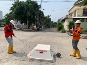 Pengoperasian georadar untuk mendeteksi lapisan bawah tanah.