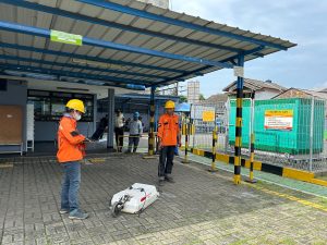 Pengoperasian georadar untuk mendeteksi lapisan bawah tanah.
