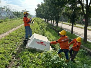 Pengoperasian georadar untuk mendeteksi lapisan bawah tanah.