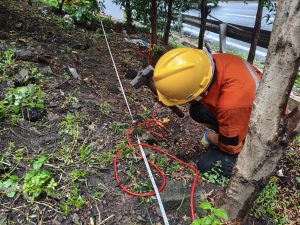 Tim survei melakukan pengukuran geolistrik HDD crossing di area jalan tol 
